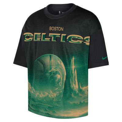 Nike NBA Boston Celtics Courtside Boxy Tee Black - Melns - T-krekls ar īsām piedurknēm Nike NBA Boston Celtics Courtside Boxy Tee Black - Melns - T-krekls ar īsām piedurknēm