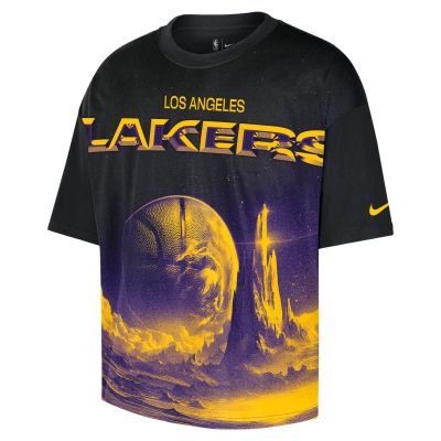 Nike NBA Los Angeles Lakers Courtside Boxy Tee Black - Melns - T-krekls ar īsām piedurknēm Nike NBA Los Angeles Lakers Courtside Boxy Tee Black - Melns - T-krekls ar īsām piedurknēm