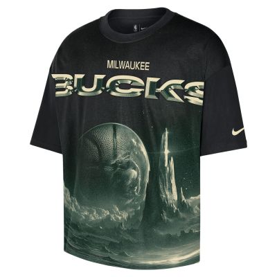 Nike NBA Milwaukee Bucks Courtside Boxy Tee - Melns - T-krekls ar īsām piedurknēm Nike NBA Milwaukee Bucks Courtside Boxy Tee - Melns - T-krekls ar īsām piedurknēm