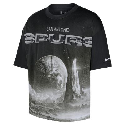 Nike NBA San Antonio Spurs Courtside Boxy Tee Black - Melns - T-krekls ar īsām piedurknēm Nike NBA San Antonio Spurs Courtside Boxy Tee Black - Melns - T-krekls ar īsām piedurknēm